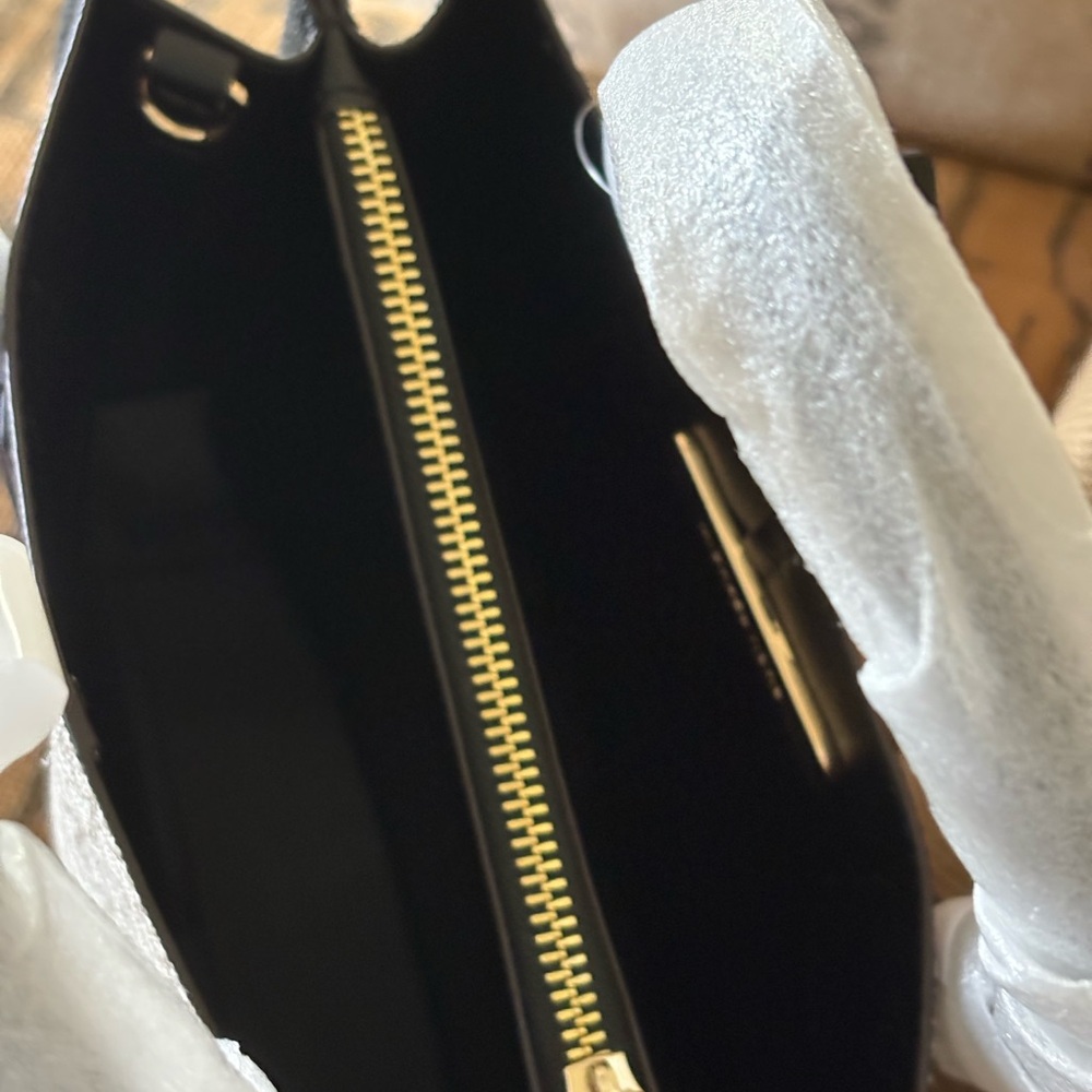 NWT 💯Authentic Michael Kors Medium Two-Tone Logo Crossbody Bag in Black - Picture 4 of 8